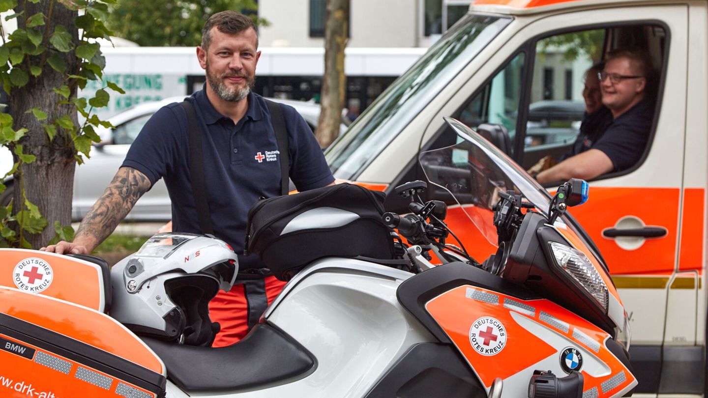 Rettende Biker  Das Ehrenamt für Biker: Motorrad fahren für die gute Sache beim Deutschen Roten Kreuz. So wie Henry Markowski. Neben seinem Vollzeitjob engagiert sich der begeisterte Biker bei der DRK-Zweiradstaffel und hat dort die Ausbildung zum Rettungssanitäter absolviert.   Wer also von seinem eigenen Zweirad auf eine der speziell ausgerüsteten BMW umsteigen und zudem noch eine fundierte Sanitätsausbildung genießen möchte  - hier ist die Gelegenheit. Die ehrenamtlichen DRK-Biker werden als sogenannte First Responder eingesetzt, die noch vor den eigentlichen Rettungskräften eintreffen und die Erstversorgung sicherstellen. Die Motorradstaffeln sind vergleichsweise dünn gesät. In Hamburg und Gelsenkirchen, Herten bei Recklinghausen gibt es Kradstaffeln sowie in Augsburg-Land, Rodgau, Contwig bei Saarbrücken oder Borken (NRW).