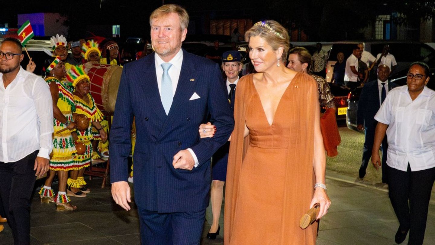 Mehrere Musikgruppen begrüßten König Willem-Alexander und Königin Máxima zum Staatsbankett in Paramaribo.
