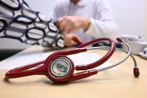 Das meiste Geld geben Krankenversicherungen in Sachsen-Anhalt für Medikamente, Zahnersatz oder orthopädische Hilfsmittel aus. (S