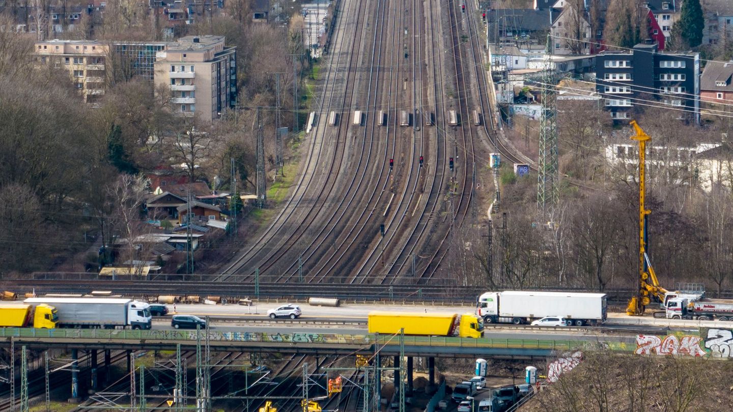 Die Bahngleise unter dem Autobahnkreuz Kaiserberg werden Anfang 2026 erneut für vier Wochen gesperrt. (Archivbild) Foto: Christo