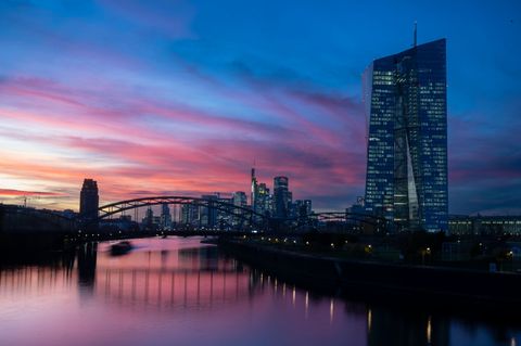 Die Inflation in der Eurozone legt vor dem nächsten Zinsentscheid der EZB überraschend zu (Archivbild) Foto: Boris Roessler/dpa