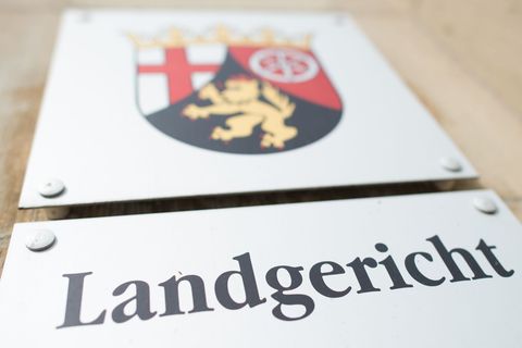 Das Landgericht muss über die Anklage entscheiden. (Archivbild) Foto: Uwe Anspach/dpa