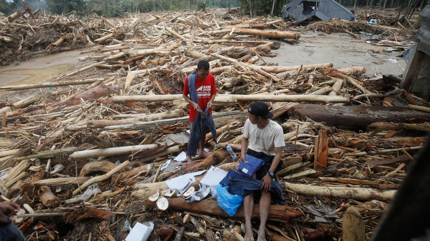 Zyklon "Ditwah" hat diesen beiden jungen Männern alles genommen – außer ihr Leben