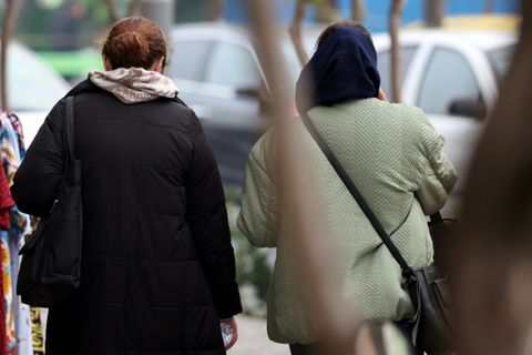 Frauen mit und ohne Kopftuch in Teheran