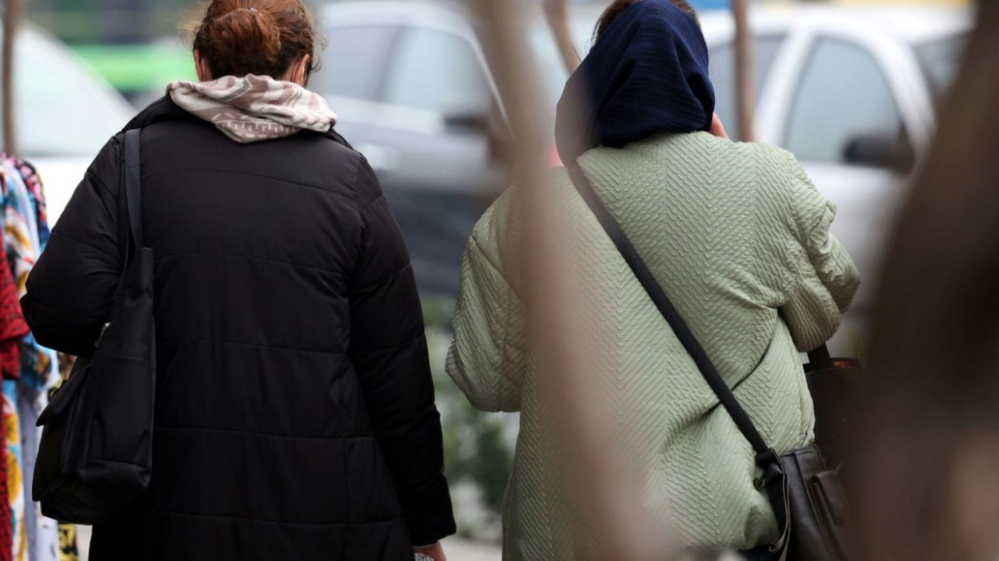 Frauen mit und ohne Kopftuch in Teheran