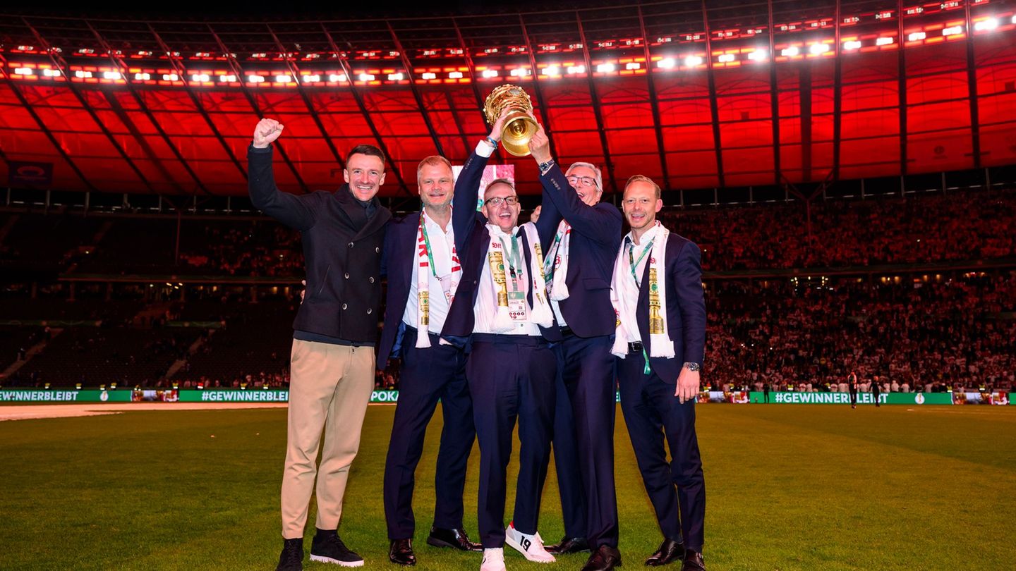Rouven Kasper (r) im Kreis der VfB-Führungskräfte nach dem DFB-Pokalsieg in Berlin. Foto: Tom Weller/dpa