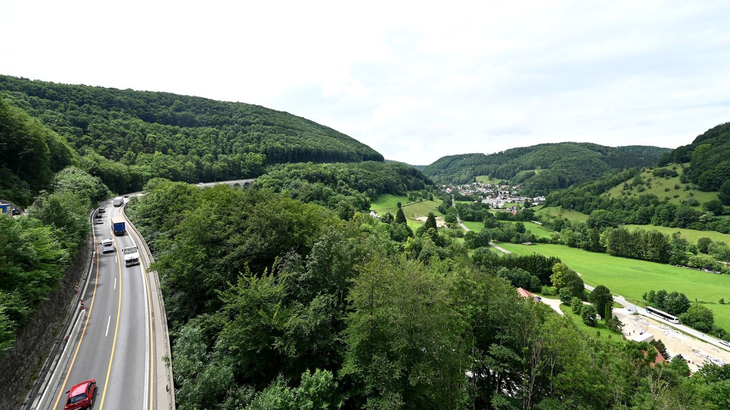 Drei Straßenbauprojekte haben in Hessen Grünes Licht bekommen. (Symbolbild) Foto: Bernd Weissbrod/dpa