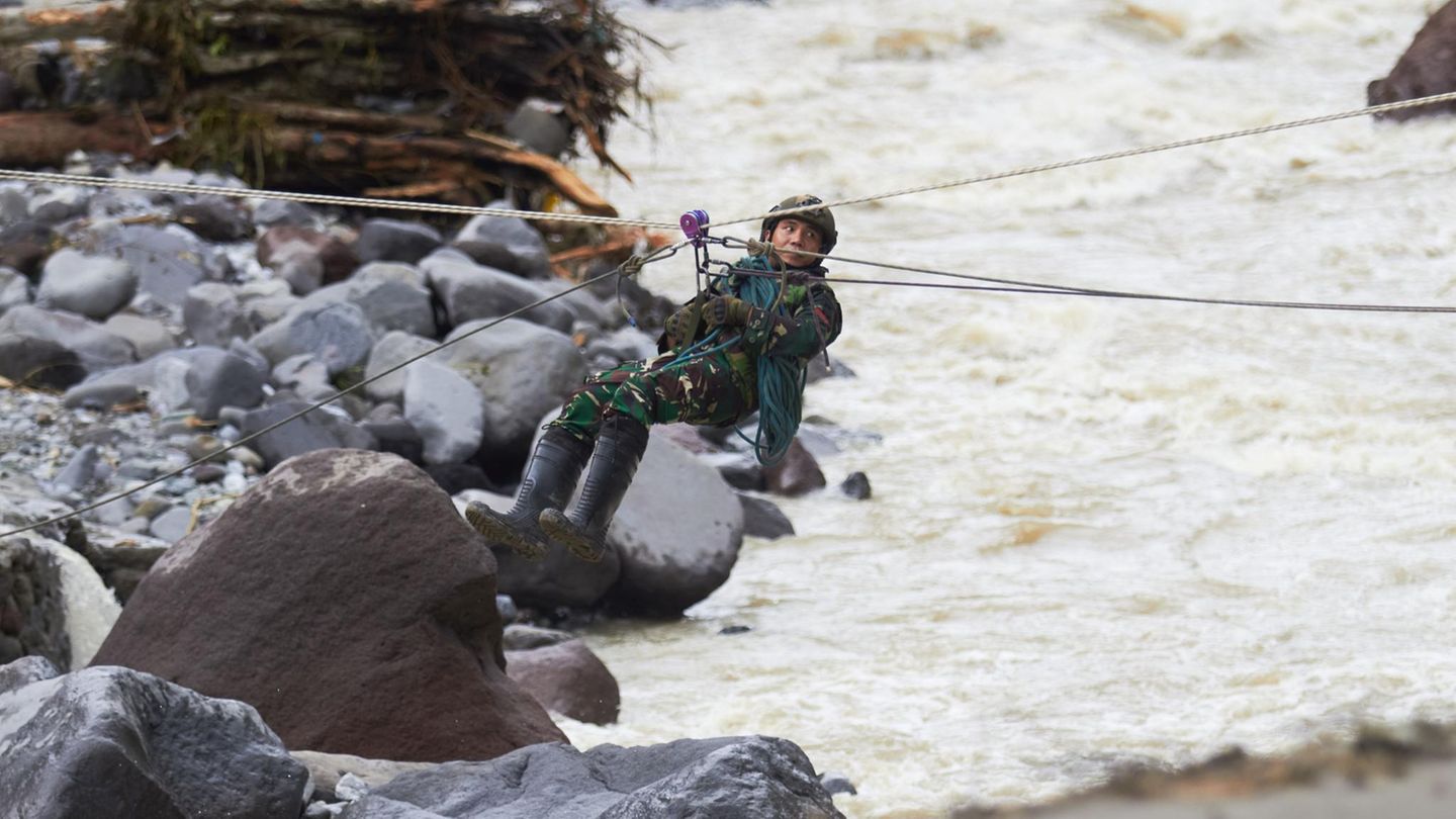 Ein Soldat bei der Suchaktion über einem reißenden Fluss