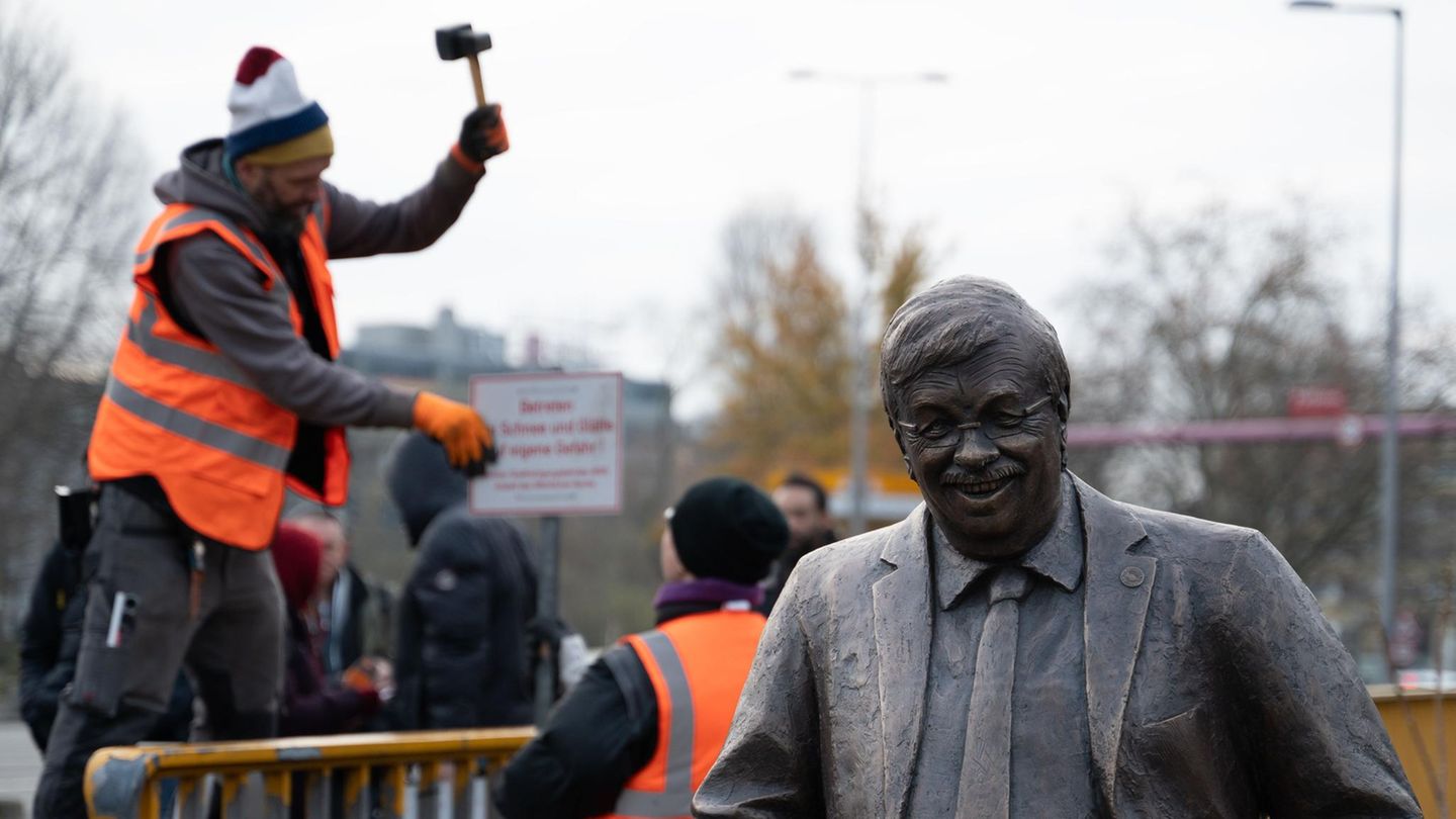Berlin, Deutschland. Vor der CDU-Zentrale im Konrad-Adenauer-Haus baut das Künstlerkollektiv "Zentrum für Politische Schönheit" ihre neue Aktion auf. Die Aktivisten wollen mit einer Statue des ermordeten Kasseler Regierungspräsidenten Walter Lübcke für die Einhaltung der Brandmauer zur AfD demonstrieren. Lübcke war 2019 von einem Rechtsterroristen erschossen worden, weil er sich für Geflüchtete eingesetzt hatte