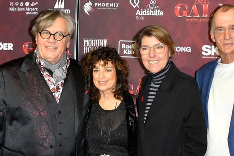 Hape Kerkeling (v.l.), Isabel Varell, Bettina Böttinger und George Uecker bei der Aids Gala 2025 zugunsten der Aidshilfe Köln