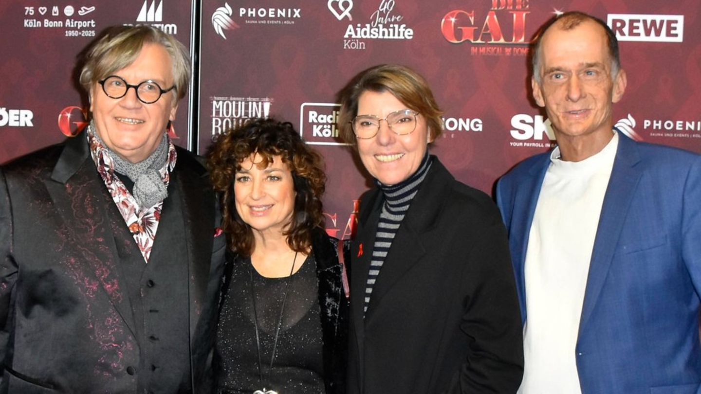 Hape Kerkeling (v.l.), Isabel Varell, Bettina Böttinger und George Uecker bei der Aids Gala 2025 zugunsten der Aidshilfe Köln