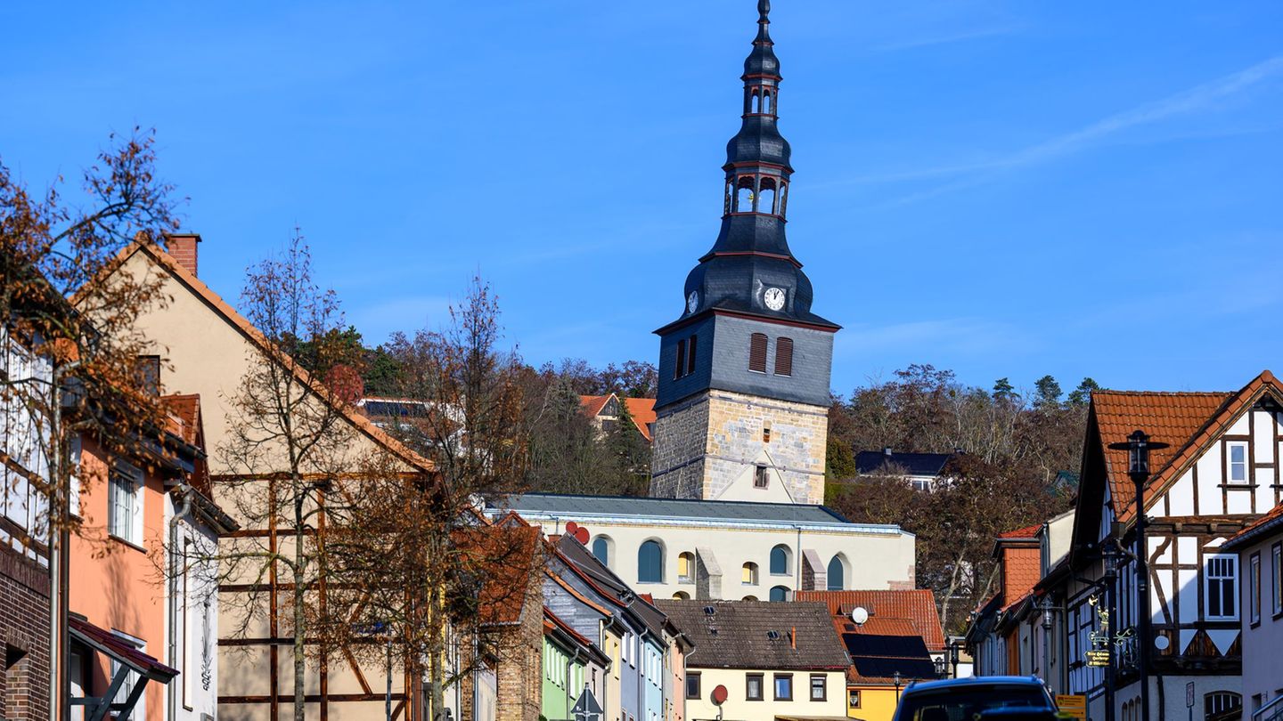 Künftig können den Angaben nach 15 Besucher gleichzeitig im Halbstundentakt den Turm besteigen und auf einem kleinen Skywalk den