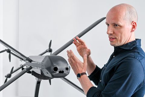 Das Rüstungsunternehmen Helsing - hier Mitgründer Gundbert Scherf - kooperiert künftig mit Schaeffler. (Archivbild) Foto: Jens K