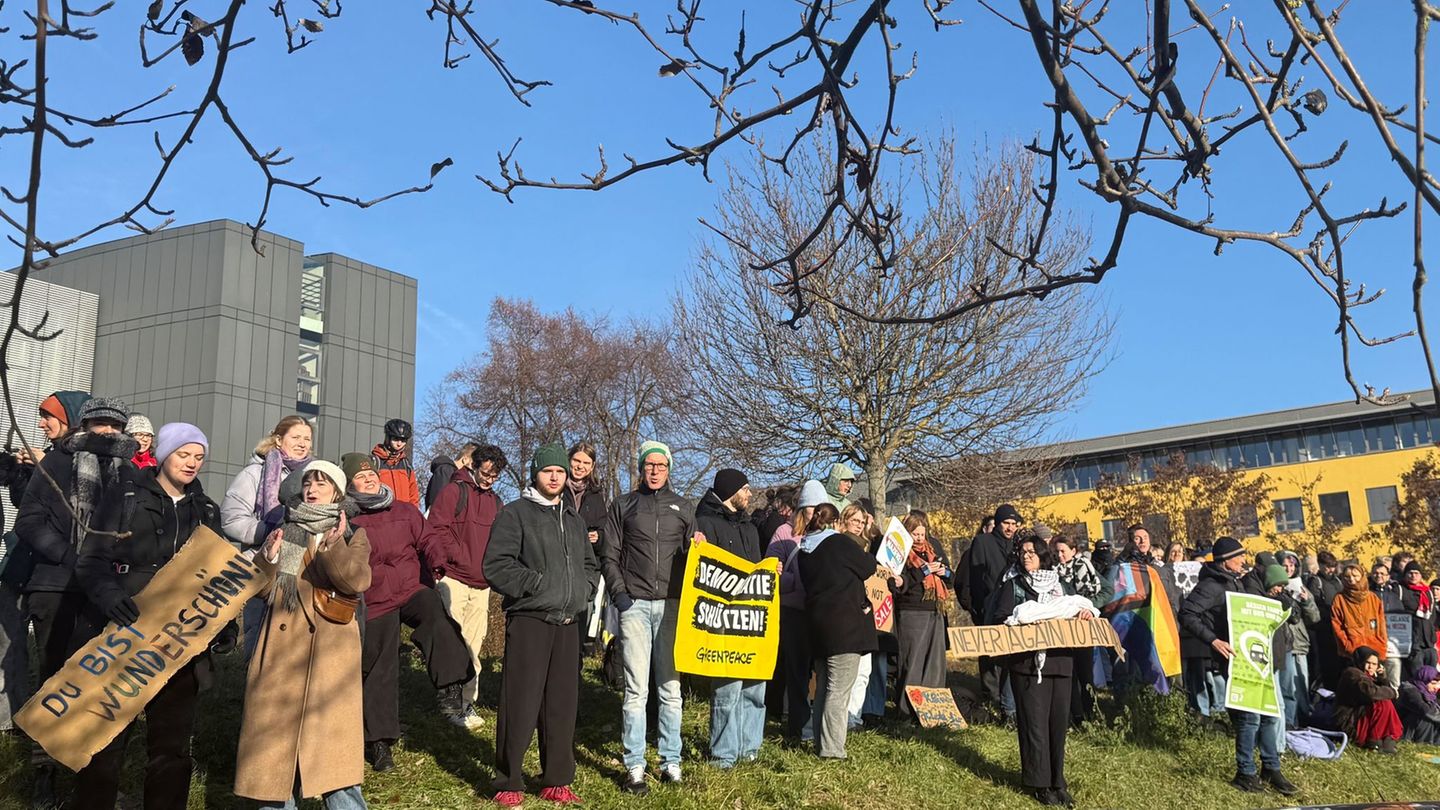 Rund 200 Menschen demonstrierten gegen Friedrich Merz (CDU). Foto: Stefan Hantzschmann/dpa