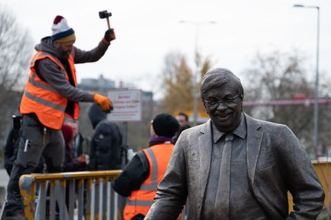 Am Dienstagmorgen haben die Aktivisten die Statue des von einem Rechtsextremisten getöteten CDU-Politikers Lübcke vor dem Konrad