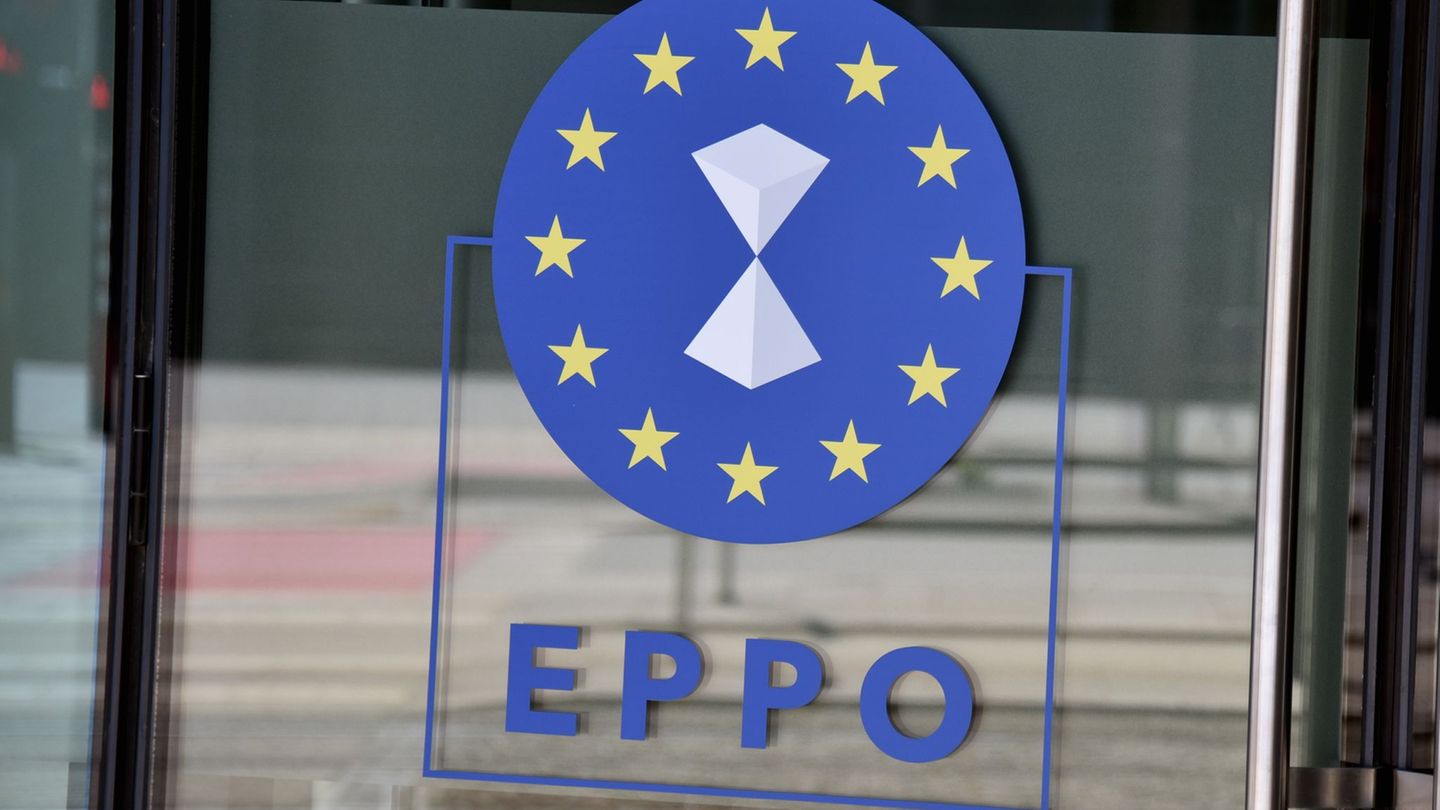Die Europäischen Staatsanwaltschaft (EPPO) teilte mit, die Immunität mehrerer Verdächtiger sei vor den Durchsuchungen aufgehoben