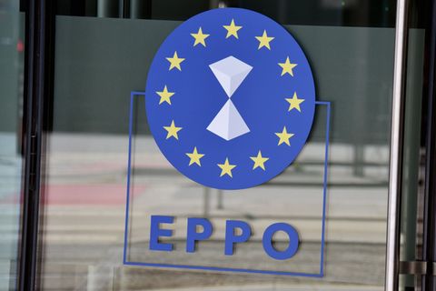 Die Europäischen Staatsanwaltschaft (EPPO) teilte mit, die Immunität mehrerer Verdächtiger sei vor den Durchsuchungen aufgehoben