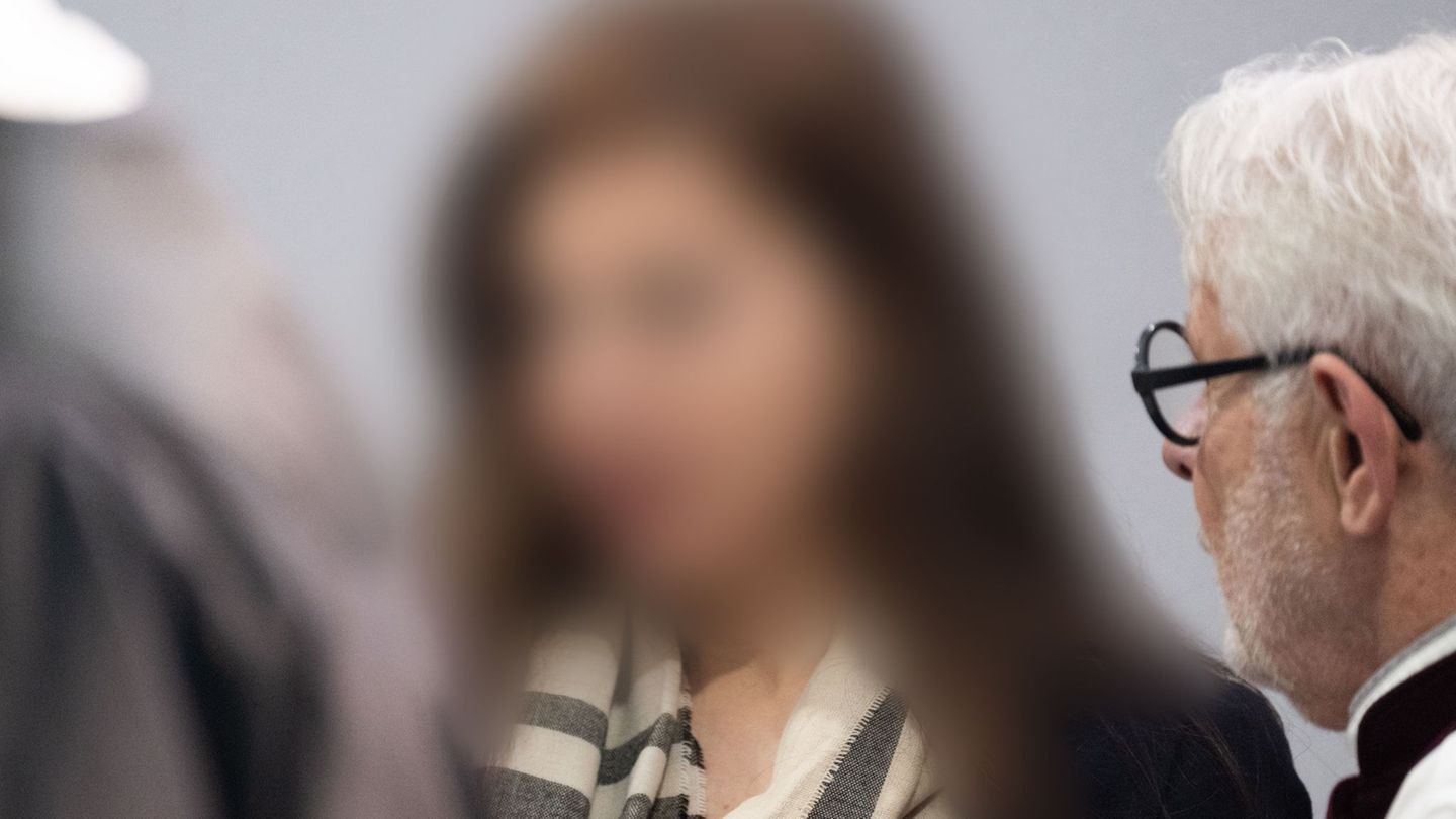 Die Frau ist die Lebensgefährtin des mutmaßlichen Rädelsführers der Vereinigung. (Archivbild) Foto: Boris Roessler/dpa-pool/dpa