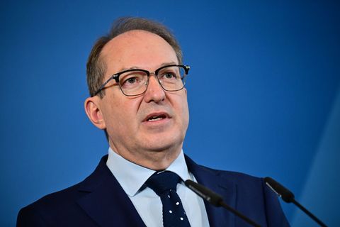 Innenminister Dobrindt will die Flughäfen in Deutschland besser vor Störungen durch Drohnen schützen. (Archivbild) Foto: Sebasti