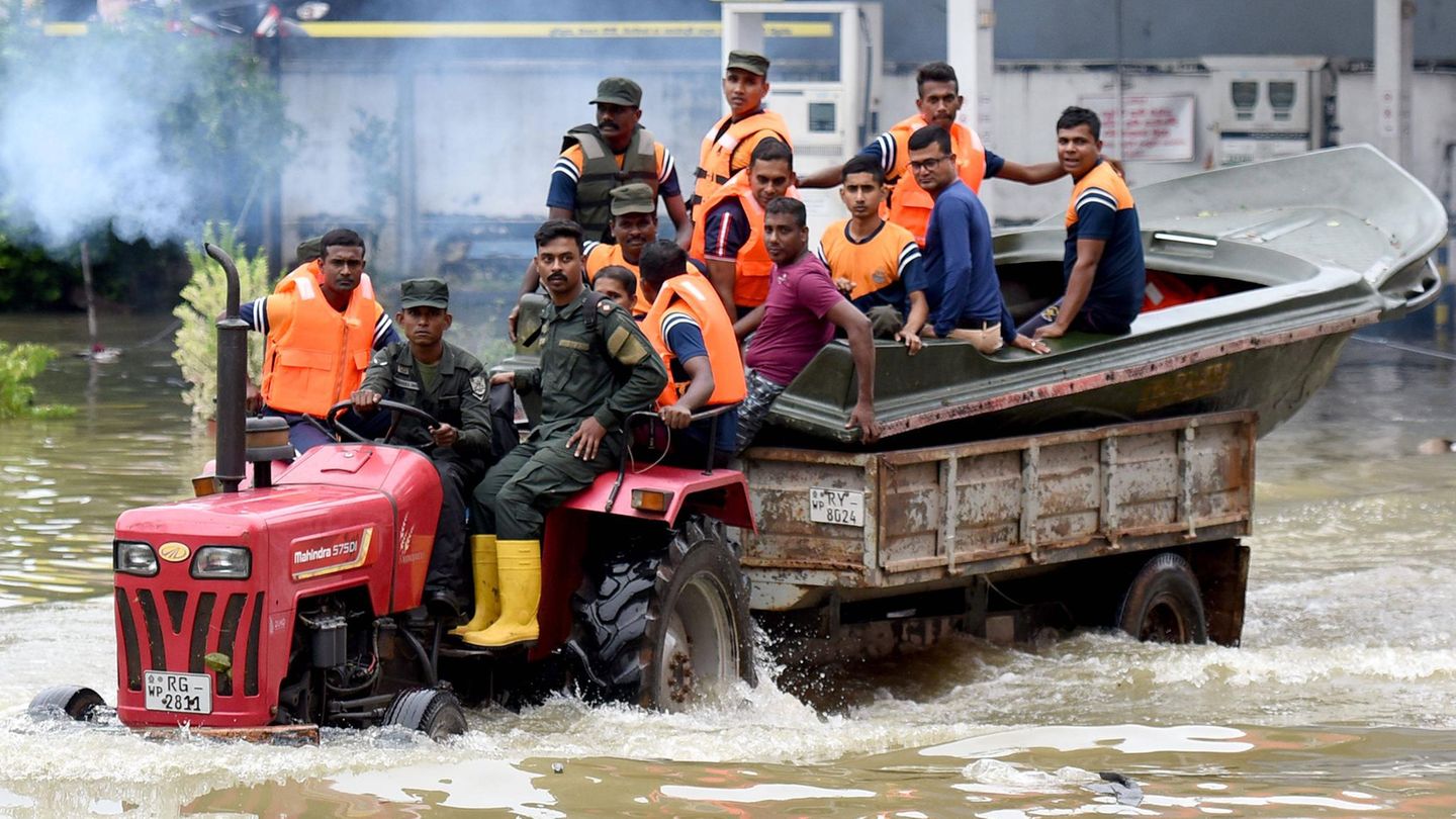 Mit dem Trecker durch die Fluten, ein Boot im Schlepptau – warum nicht umgekehrt, fragt man sich