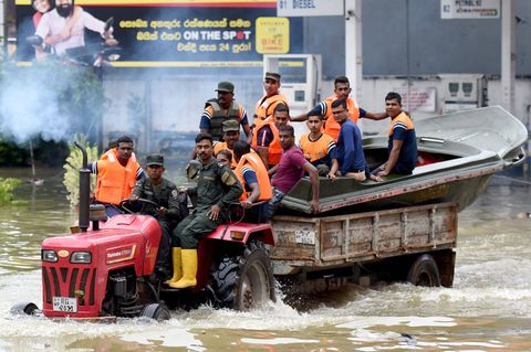 Mit dem Trecker durch die Fluten, ein Boot im Schlepptau – warum nicht umgekehrt, fragt man sich