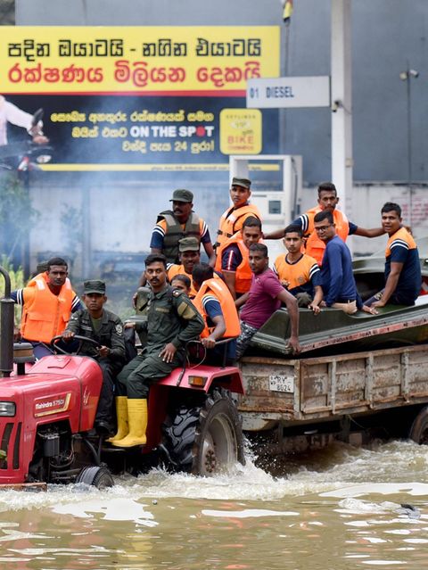 Mit dem Trecker durch die Fluten, ein Boot im Schlepptau – warum nicht umgekehrt, fragt man sich