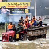 Mit dem Trecker durch die Fluten, ein Boot im Schlepptau – warum nicht umgekehrt, fragt man sich