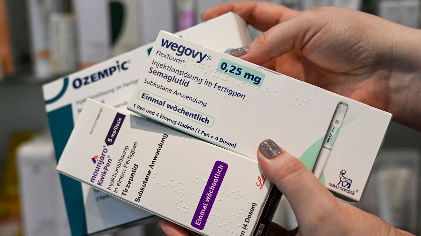 Vor allem Rezepte für Abnehmspritzen werden nach Angaben der Ermittler gefälscht. (Symbolbild) Foto: Jens Kalaene/dpa