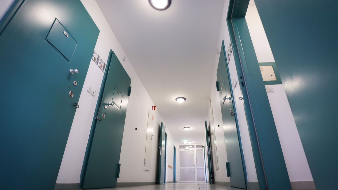 In dieser leeren Jugendarrestanstalt schieben derzeit 17 Beamtinnen und Beamte Dienst. (Archivbild) Foto: Christian Charisius/dp