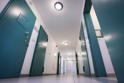 In dieser leeren Jugendarrestanstalt schieben derzeit 17 Beamtinnen und Beamte Dienst. (Archivbild) Foto: Christian Charisius/dp