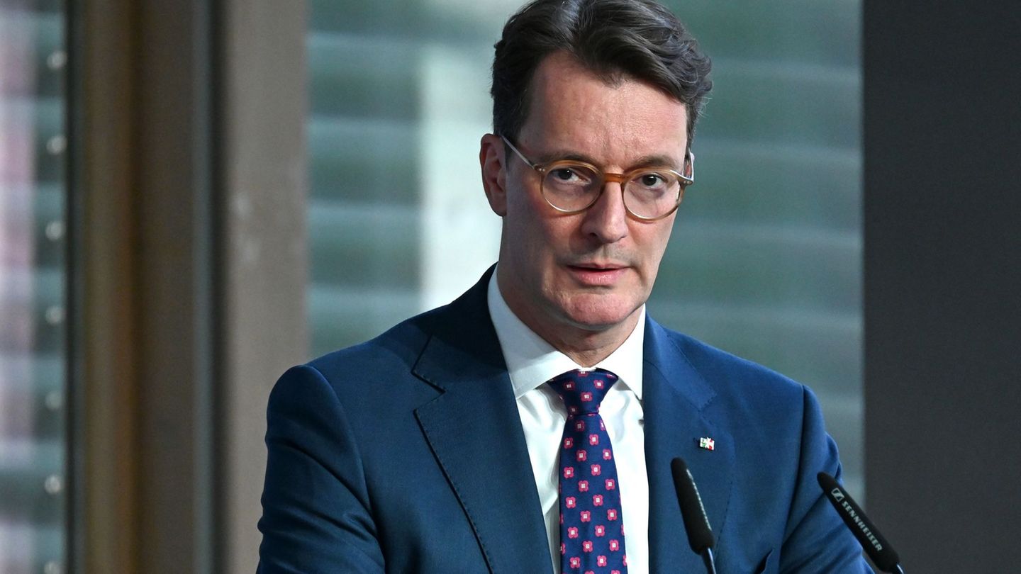 Hendrik Wüst hat über das angepasste Bewerbungskonzept informiert. Foto: Elisa Schu/dpa