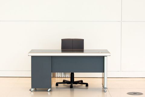 Verwaist wie dieser Schreibtisch – so ähnlich stellt sich die Lage im Wutacher Rathaus dar. (Symbolbild) Foto: Soeren Stache/dpa