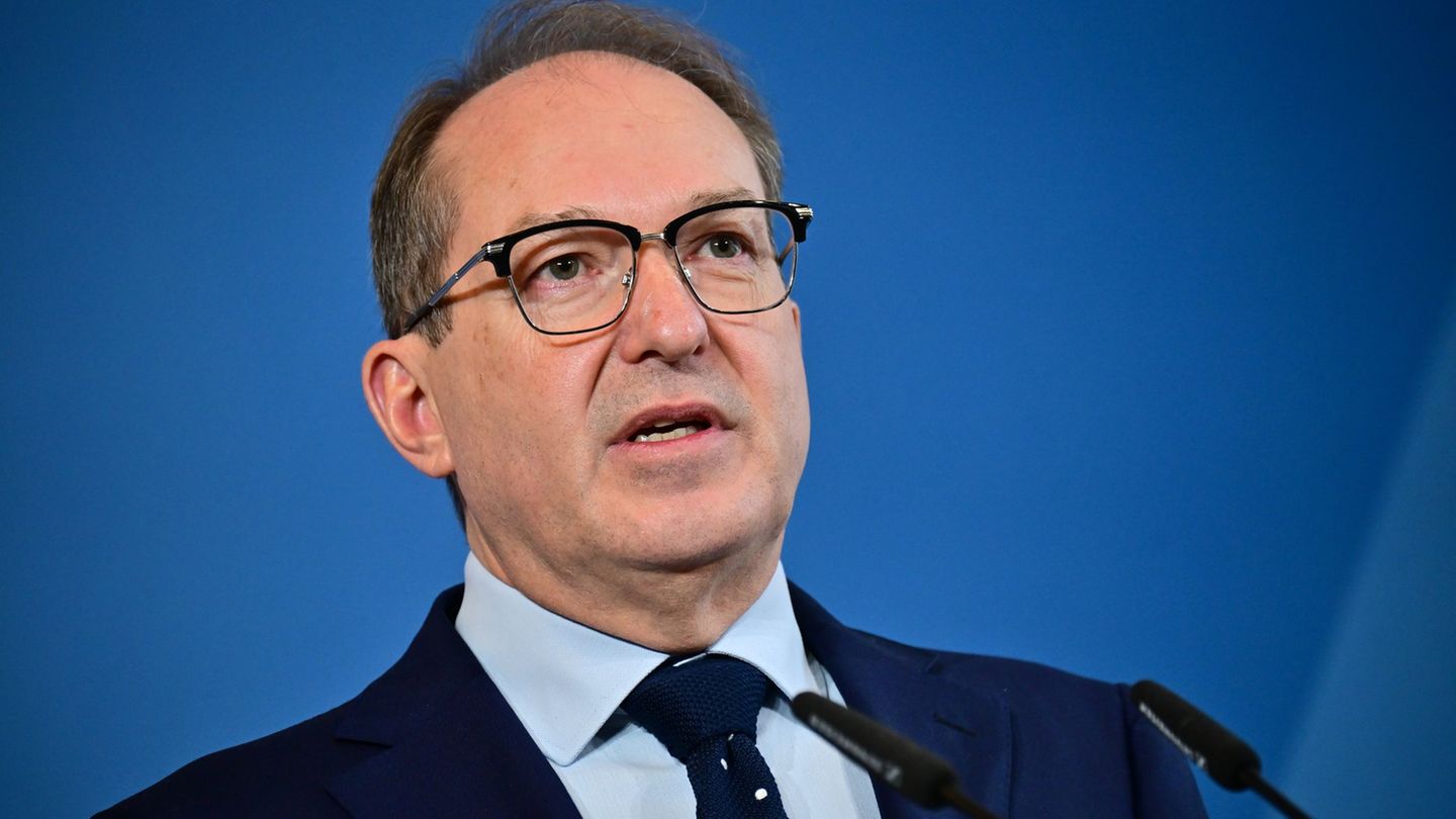 Innenminister Dobrindt will die Flughäfen in Deutschland besser vor Störungen durch Drohnen schützen. (Archivbild) Foto: Sebasti