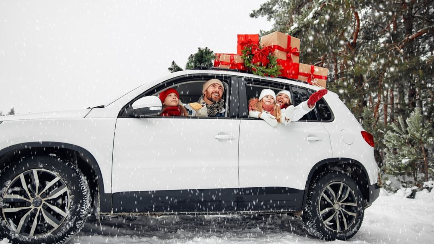 Wer mit dem Auto unterwegs ist, könnte es vor Weihnachten mit Staus zu tun bekommen.