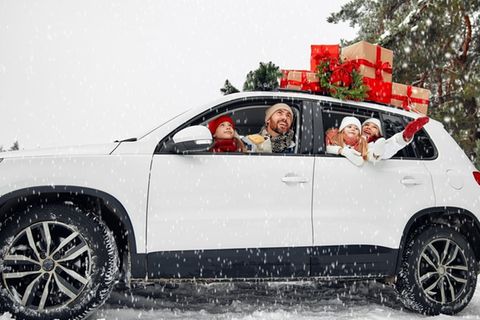 Wer mit dem Auto unterwegs ist, könnte es vor Weihnachten mit Staus zu tun bekommen.