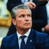 Als im März der eigentlich geheime Austausch zwischen Regierungsmitgliedern über die US-Angriffe auf die Huthi-Milizen in einer erstaunlich ungeheimen Chatgruppe öffentlich wird, gerät Hegseth erneut in die Kritik. Seine Rechtfertigung folgt der Blaupause für alle Rechtfertigungen der US-Regierung: Schuld seien "Medien", "Sabotage" und "anonyme Verleumdungen"