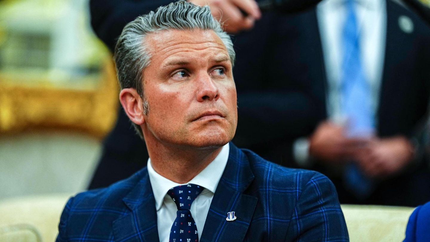 Als im März der eigentlich geheime Austausch zwischen Regierungsmitgliedern über die US-Angriffe auf die Huthi-Milizen in einer erstaunlich ungeheimen Chatgruppe öffentlich wird, gerät Hegseth erneut in die Kritik. Seine Rechtfertigung folgt der Blaupause für alle Rechtfertigungen der US-Regierung: Schuld seien "Medien", "Sabotage" und "anonyme Verleumdungen"