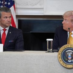 Donald Trump (r.), der seinen Mann einst gegen alle Widerstände durchgesetzt hat, hält ihm bislang die Treue. Sein Rezept gegen Kritik an Hegseth: Die Presse soll nur noch über das US-Militär berichten dürfen, wenn die Informationen zuvor genehmigt wurden – vom US-Militär. Wie lange der US-Präsident seinen "Secretary of Trouble" so vor weiterem Ärger schützen kann, ist offen