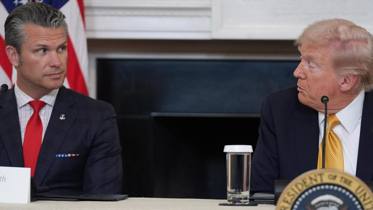 Donald Trump (r.), der seinen Mann einst gegen alle Widerstände durchgesetzt hat, hält ihm bislang die Treue. Sein Rezept gegen Kritik an Hegseth: Die Presse soll nur noch über das US-Militär berichten dürfen, wenn die Informationen zuvor genehmigt wurden – vom US-Militär. Wie lange der US-Präsident seinen "Secretary of Trouble" so vor weiterem Ärger schützen kann, ist offen