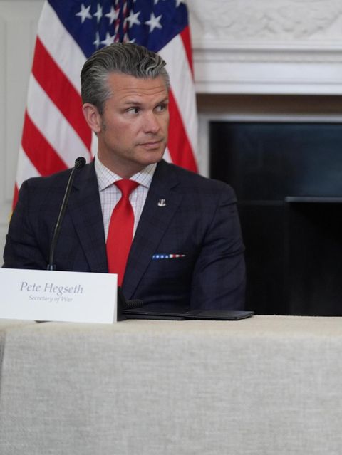 Donald Trump (r.), der seinen Mann einst gegen alle Widerstände durchgesetzt hat, hält ihm bislang die Treue. Sein Rezept gegen Kritik an Hegseth: Die Presse soll nur noch über das US-Militär berichten dürfen, wenn die Informationen zuvor genehmigt wurden – vom US-Militär. Wie lange der US-Präsident seinen "Secretary of Trouble" so vor weiterem Ärger schützen kann, ist offen