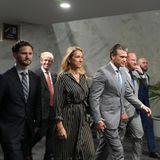 Bereits als Kandidat für das Amt des Verteidigungsministers bekommt Pete Hegseth ordentlich Gegenwind. Vorgeworfen werden ihm Alkoholmissbrauch, Vergewaltigung und ganz generell die Unfähigkeit, das größte Ministerium des Landes, zugleich größter Arbeitgeber der Welt, zu leiten. Nicht einmal alle republikanischen Senatoren stimmen für ihn. Am Ende ist Vizepräsident J. D. Vance das Zünglein an der Waage, das Hegseth den Posten sichert