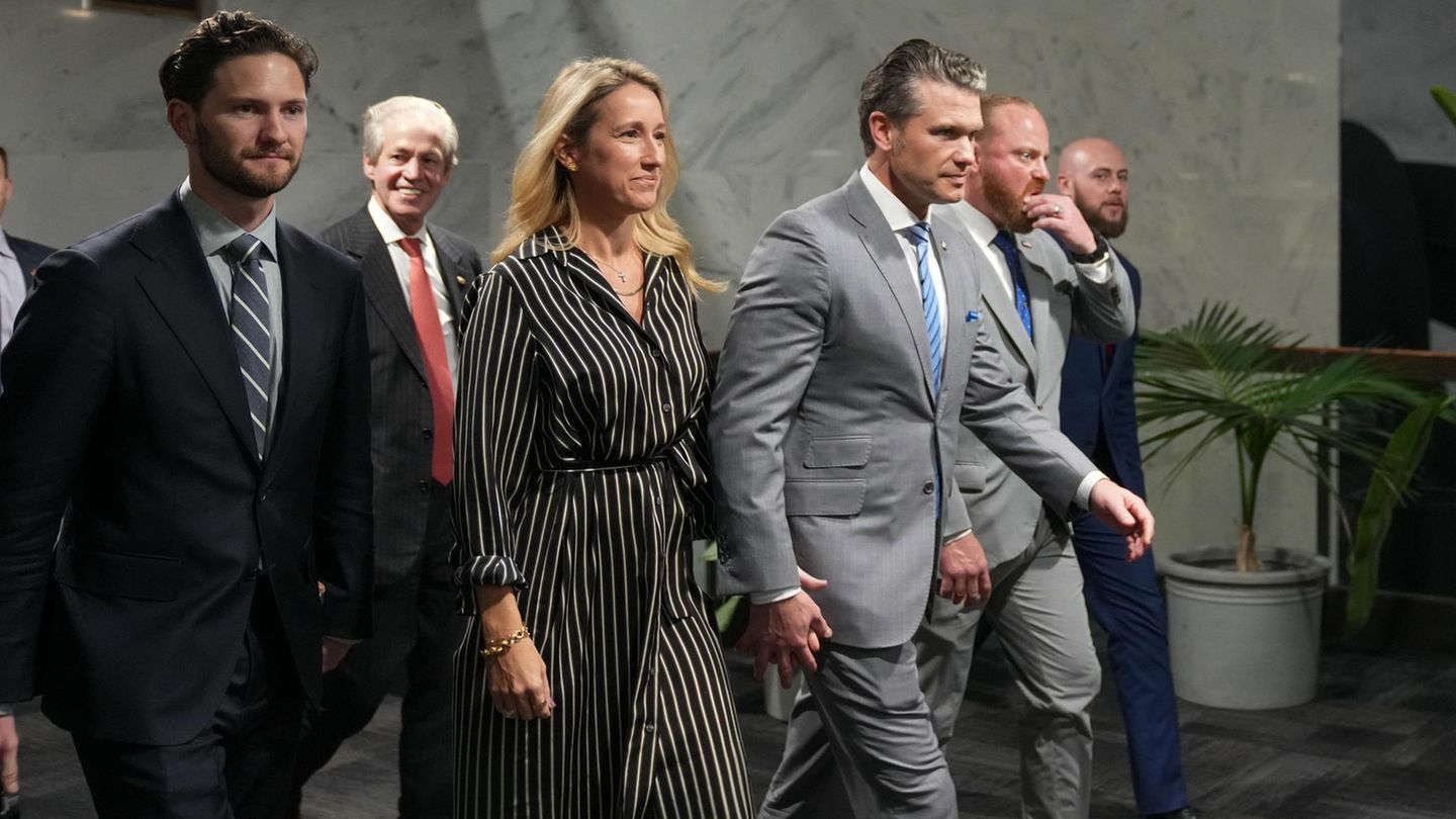 Bereits als Kandidat für das Amt des Verteidigungsministers bekommt Pete Hegseth ordentlich Gegenwind. Vorgeworfen werden ihm Alkoholmissbrauch, Vergewaltigung und ganz generell die Unfähigkeit, das größte Ministerium des Landes, zugleich größter Arbeitgeber der Welt, zu leiten. Nicht einmal alle republikanischen Senatoren stimmen für ihn. Am Ende ist Vizepräsident J. D. Vance das Zünglein an der Waage, das Hegseth den Posten sichert