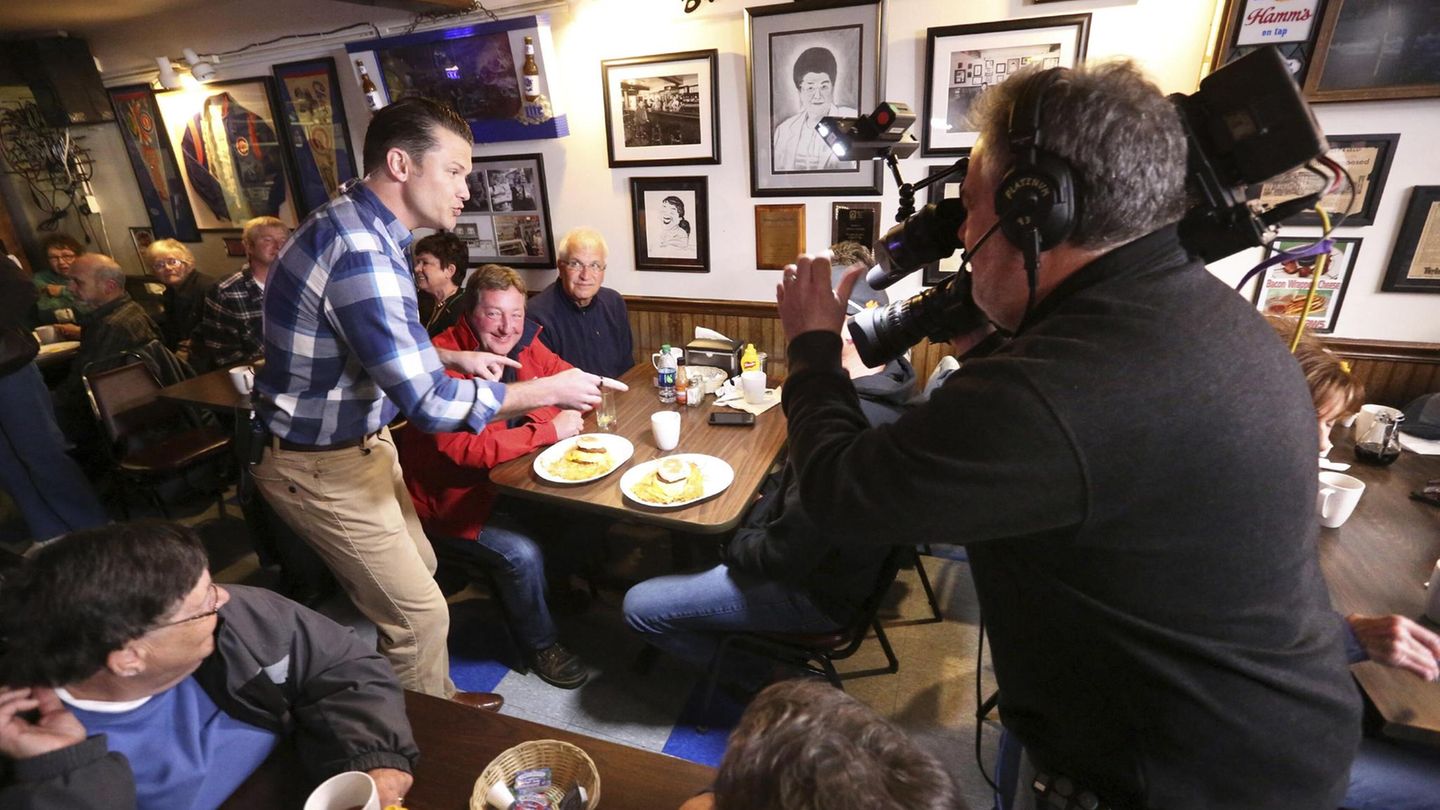 Bei Fox News war Hegseth Publikumsliebling. In der populären Frühstücksshow "Fox & Friends" (hier vor Ort in Dubuque, Iowa) plauderte er hemdsärmelig über schwierige Themen