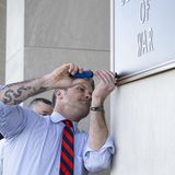 Gestatten: Pete Hegseth, Secretary of War. Acht Monate nach Amtsantritt wird aus dem US-Verteidigungsminister (Secretary of Defence) der Kriegsminister. Kriegsministerium hieß das Pentagon bereits bis nach dem Zweiten Weltkrieg. Hegseth sagte zur Umbenennung: "Von diesem Moment an ist die einzige Mission: Krieg führen, sich auf den Krieg vorbereiten und sich auf den Sieg vorbereiten. Nicht, weil wir Krieg wollten, sondern weil wir Frieden lieben"