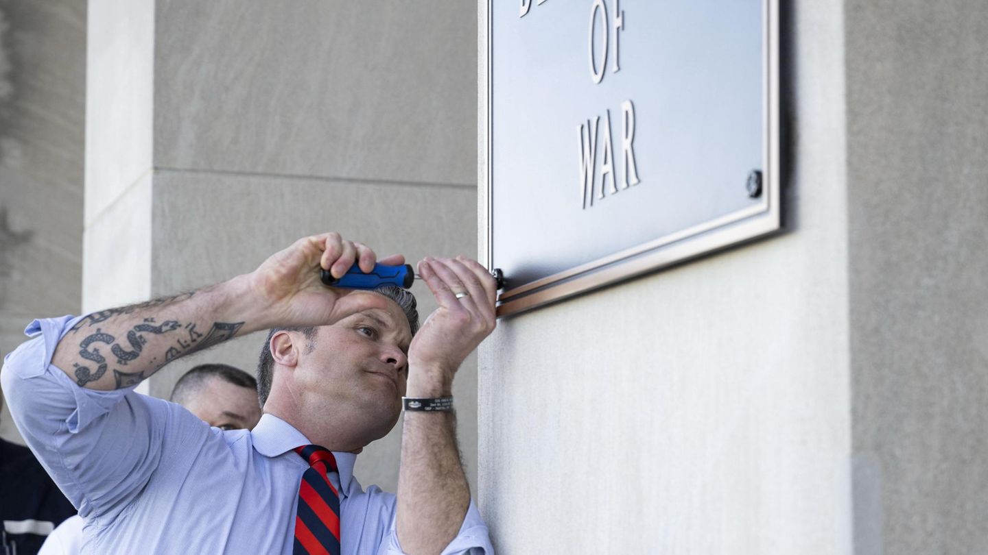 Gestatten: Pete Hegseth, Secretary of War. Acht Monate nach Amtsantritt wird aus dem US-Verteidigungsminister (Secretary of Defence) der Kriegsminister. Kriegsministerium hieß das Pentagon bereits bis nach dem Zweiten Weltkrieg. Hegseth sagte zur Umbenennung: "Von diesem Moment an ist die einzige Mission: Krieg führen, sich auf den Krieg vorbereiten und sich auf den Sieg vorbereiten. Nicht, weil wir Krieg wollten, sondern weil wir Frieden lieben"