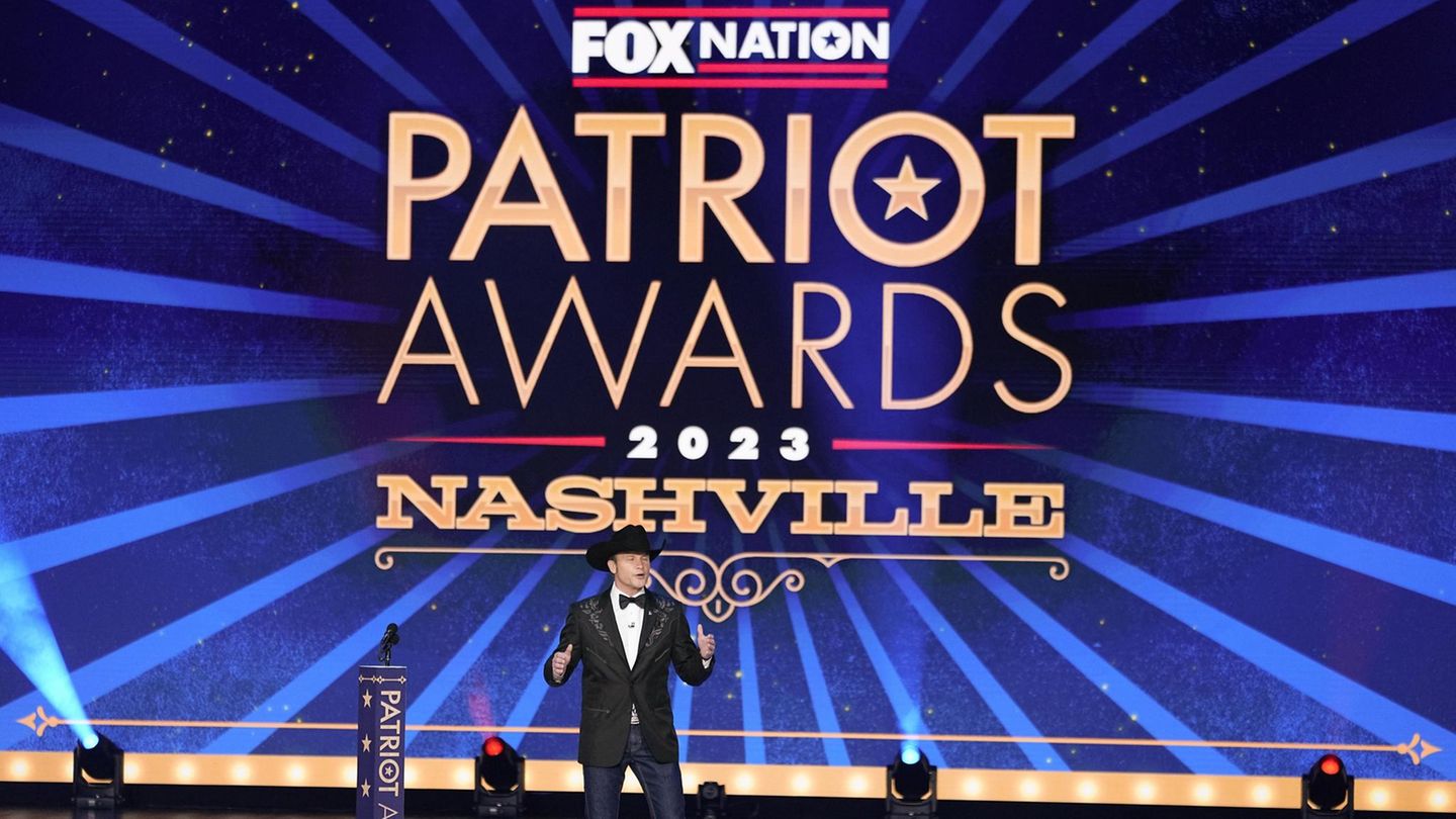 Nashville, Cowboyhut und Patriotismus. Der "Fox Nations Patriot Awards" ist für Mitarbeiter wie Pete Hegseth eine Pflichtveranstaltung. Hier steht er im November 2023 vor den Kameras, ein Jahr bevor Donald Trump erneut zum US-Präsidenten gewählt wird. Der hatte den Fox-Moderator schon Jahre zuvor als Veteranenminister im Visier