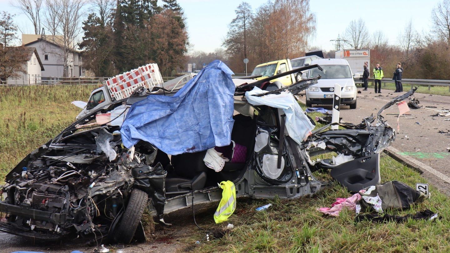 Eine Frau ist mit ihrem Wagen bei Ubstadt-Weiher in den Gegenverkehr geraten und gestorben. Foto: Rene Priebe/dpa