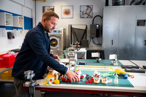 Spielzeug enthalte tendenziell immer mehr Elektronik und werde smarter, sagte Sebastian Rösch, Abteilungsleiter für die Spielzeu