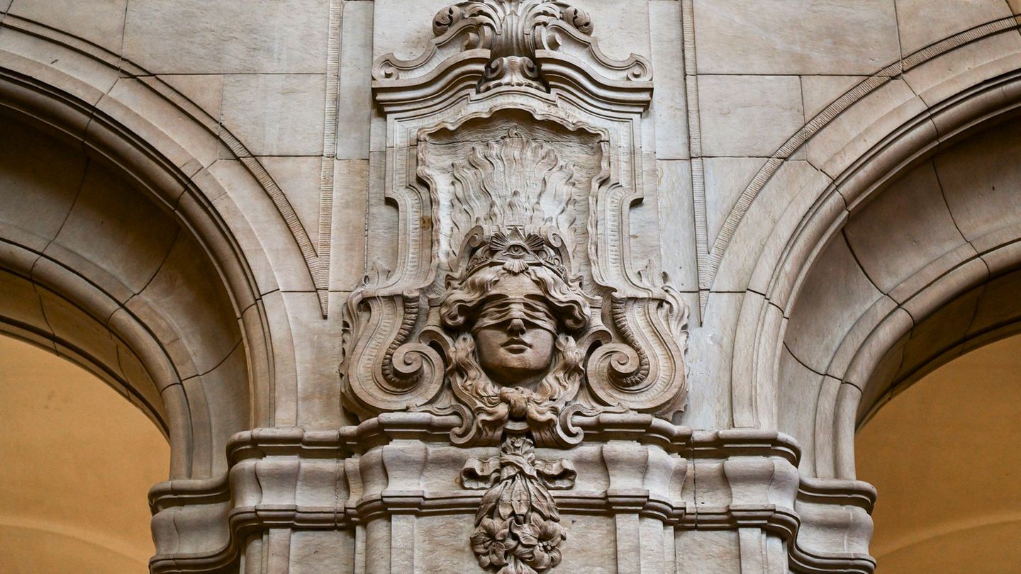 Nach einem Angriff mit einem Beil auf ihren schlafenden Ehemann steht eine 72-Jährige wegen versuchten Mordes vor Gericht. (Symb