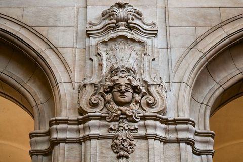 Nach einem Angriff mit einem Beil auf ihren schlafenden Ehemann steht eine 72-Jährige wegen versuchten Mordes vor Gericht. (Symb